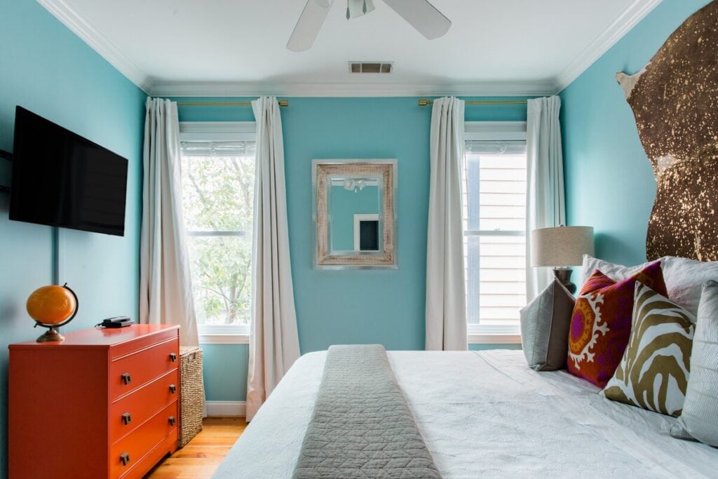 Savannah Airbnbs - Bright Sophisticated home bedroom