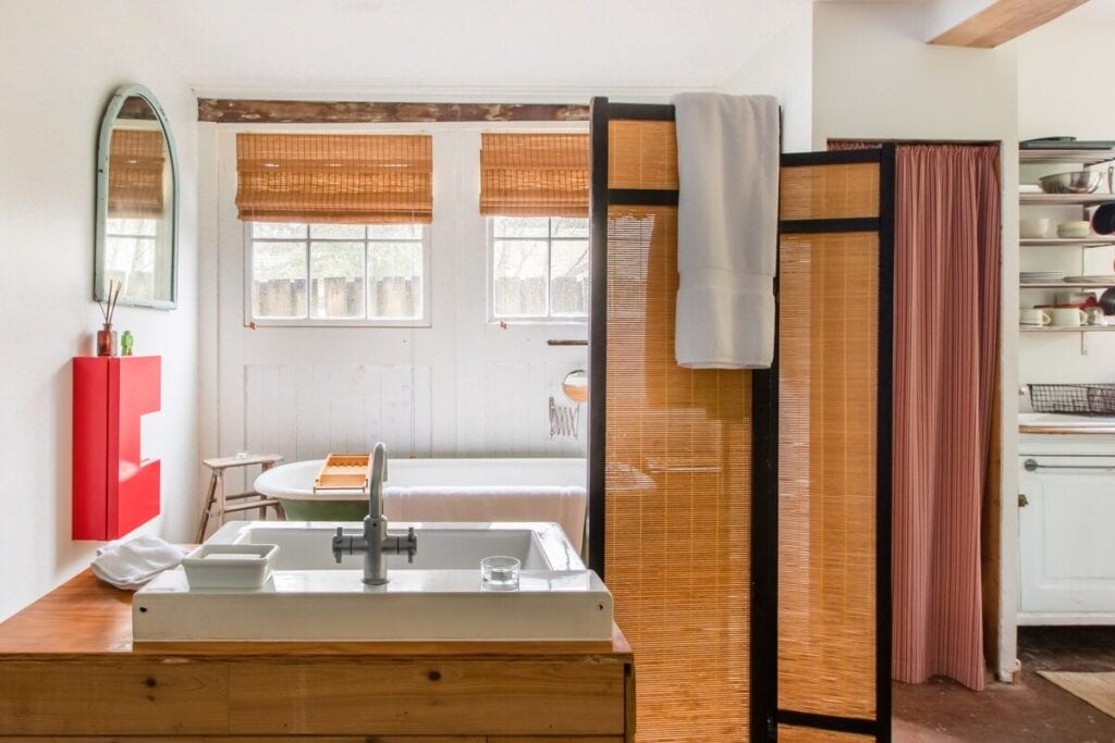 Savannah Airbnbs - Carriage House bath