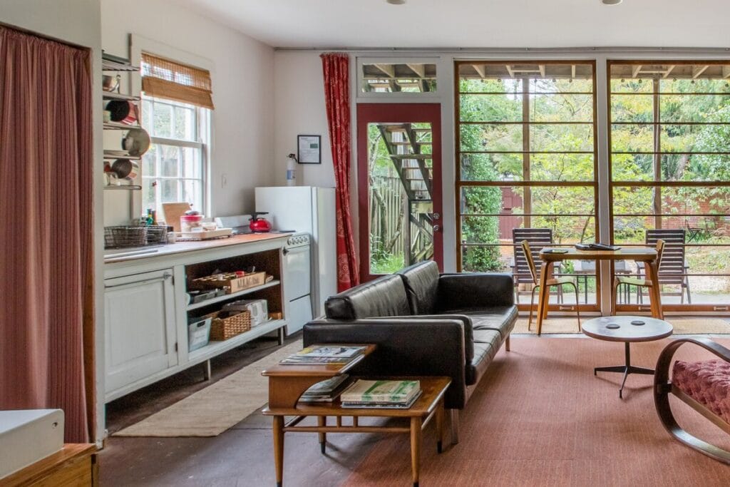 Savannah Airbnbs - Carriage House kitchen