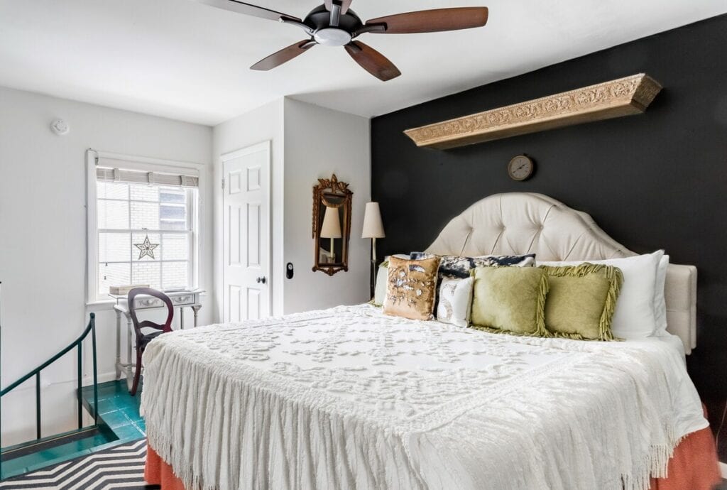 Savannah Airbnbs - Colorful Carriage House bedroom