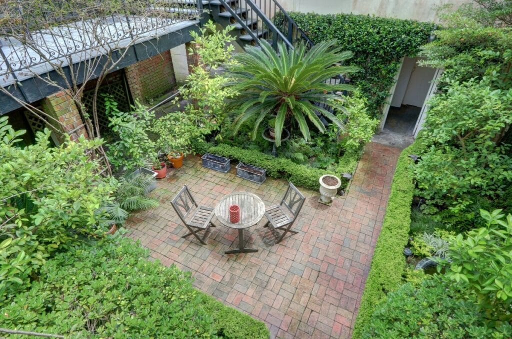 Savannah Airbnbs - Jesse Mount B&B Carriage House courtyard