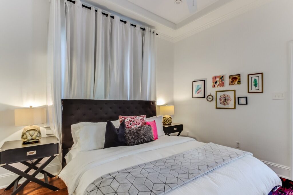 Savannah Airbnbs - Sophisticated Forsyth Park bedroom