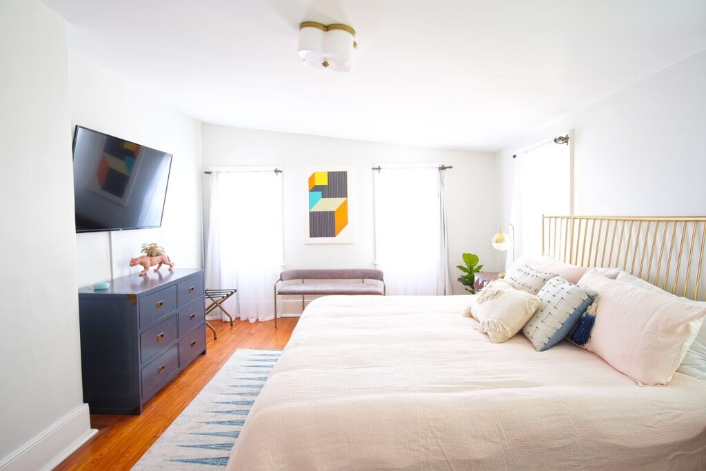 Savannah Airbnbs - Vintage carriage house - bedroom