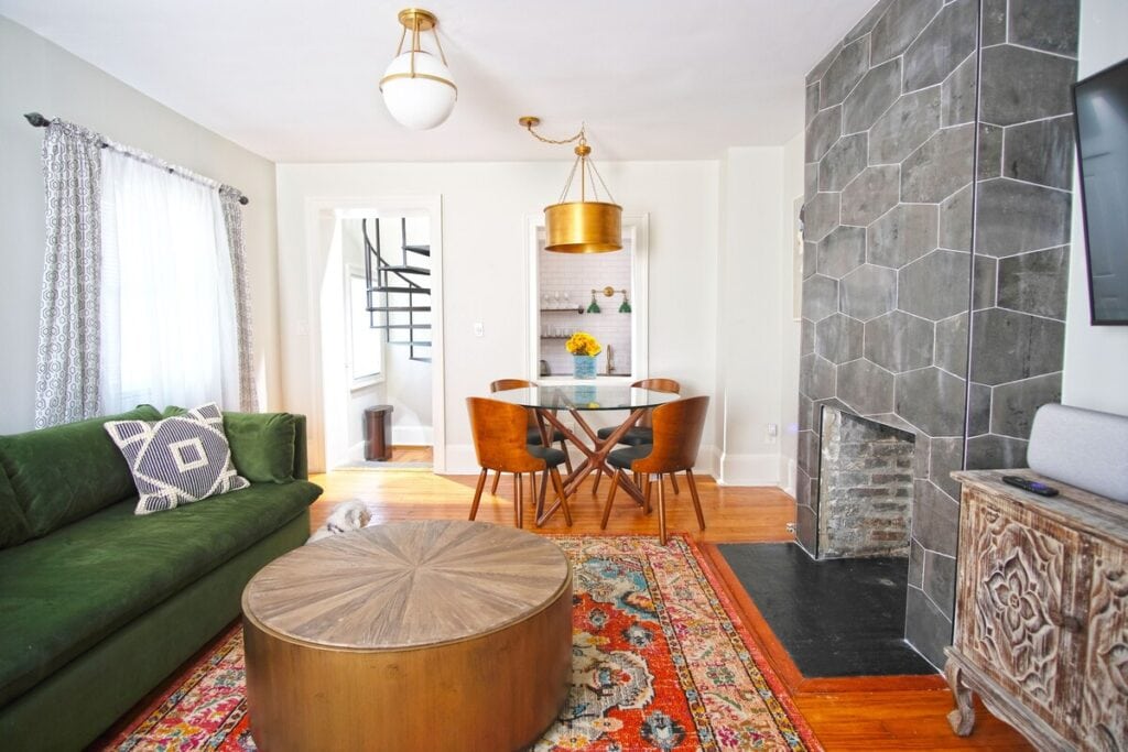 Savannah Airbnbs - Vintage carriage house - living room