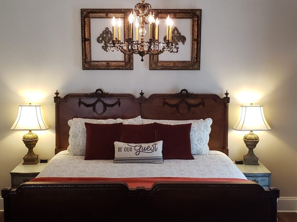Savannah Rentals - Copper Carriage House bedroom