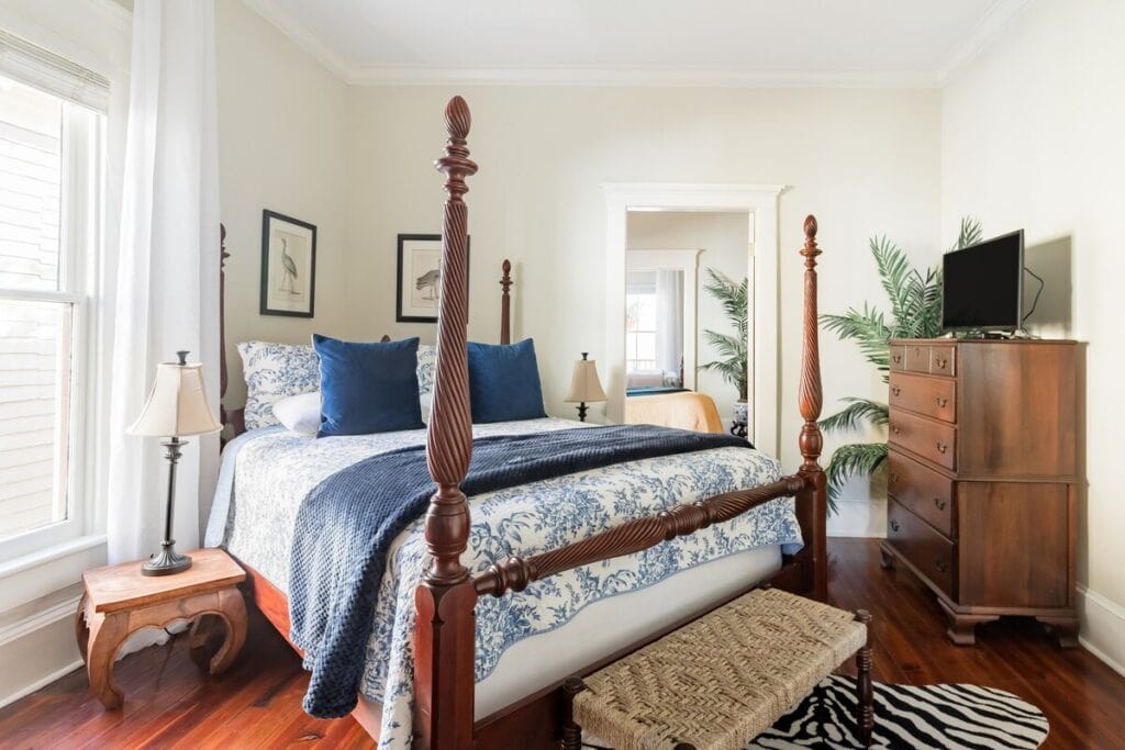 Savannah Rentals - Historic Thomas Streetcar Victorian bedroom