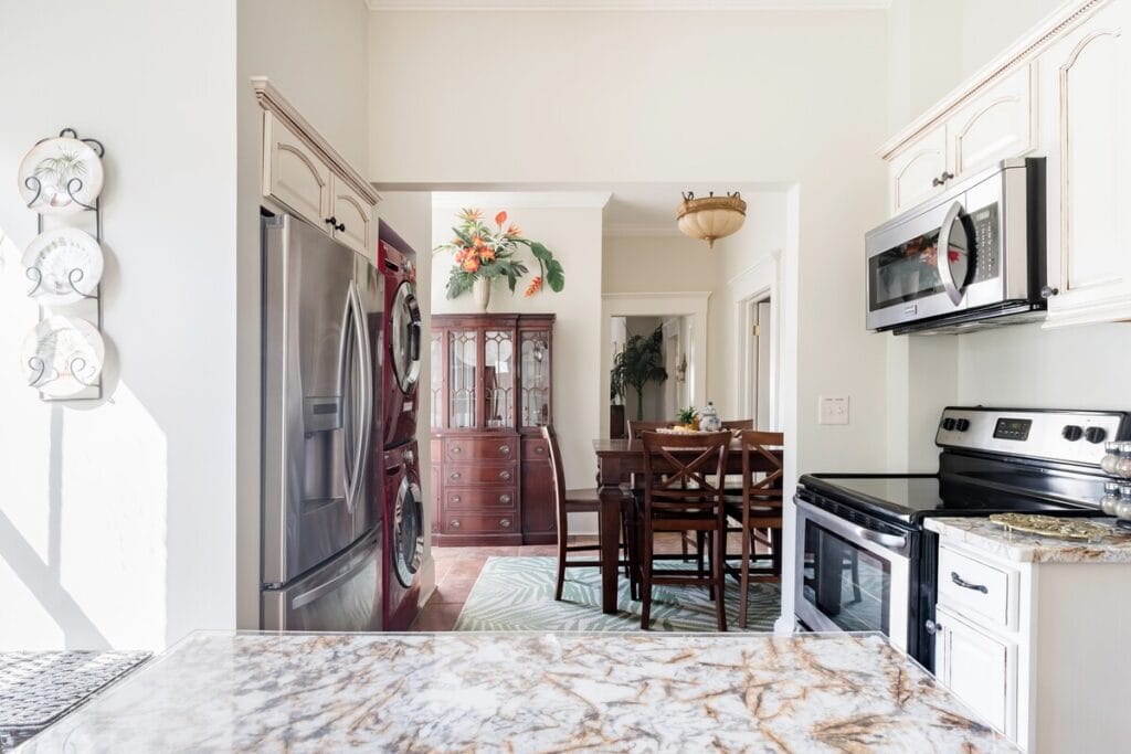 Savannah Rentals - Historic Thomas Streetcar Victorian kitchen