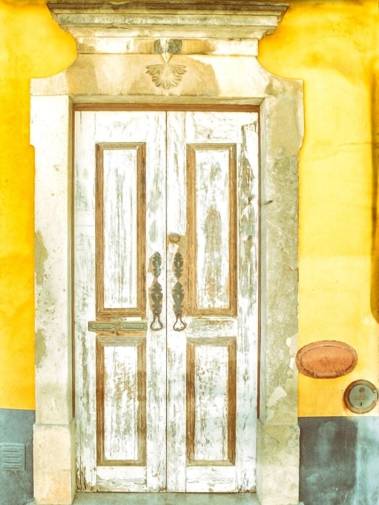 photo of a weathered bright door in Old townTavira