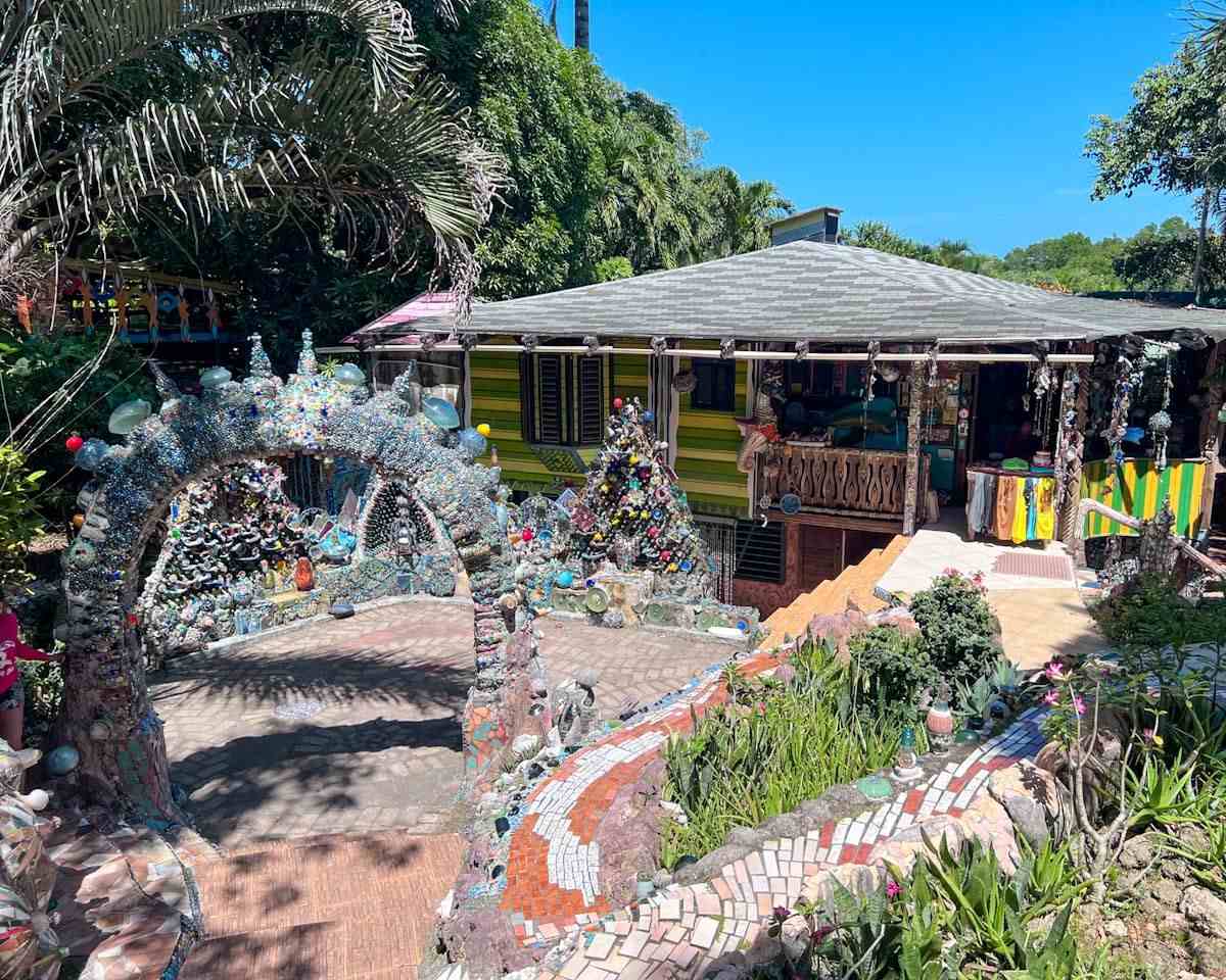 Jade Seahorse Sculpture Garden - Utila things to do