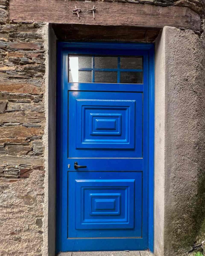 Piodao door with crosses