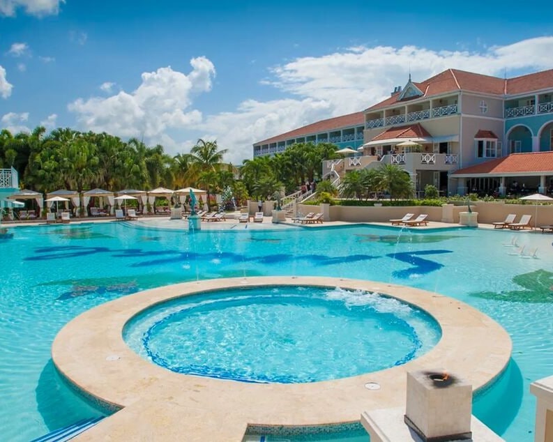 Sandals Ochi pool