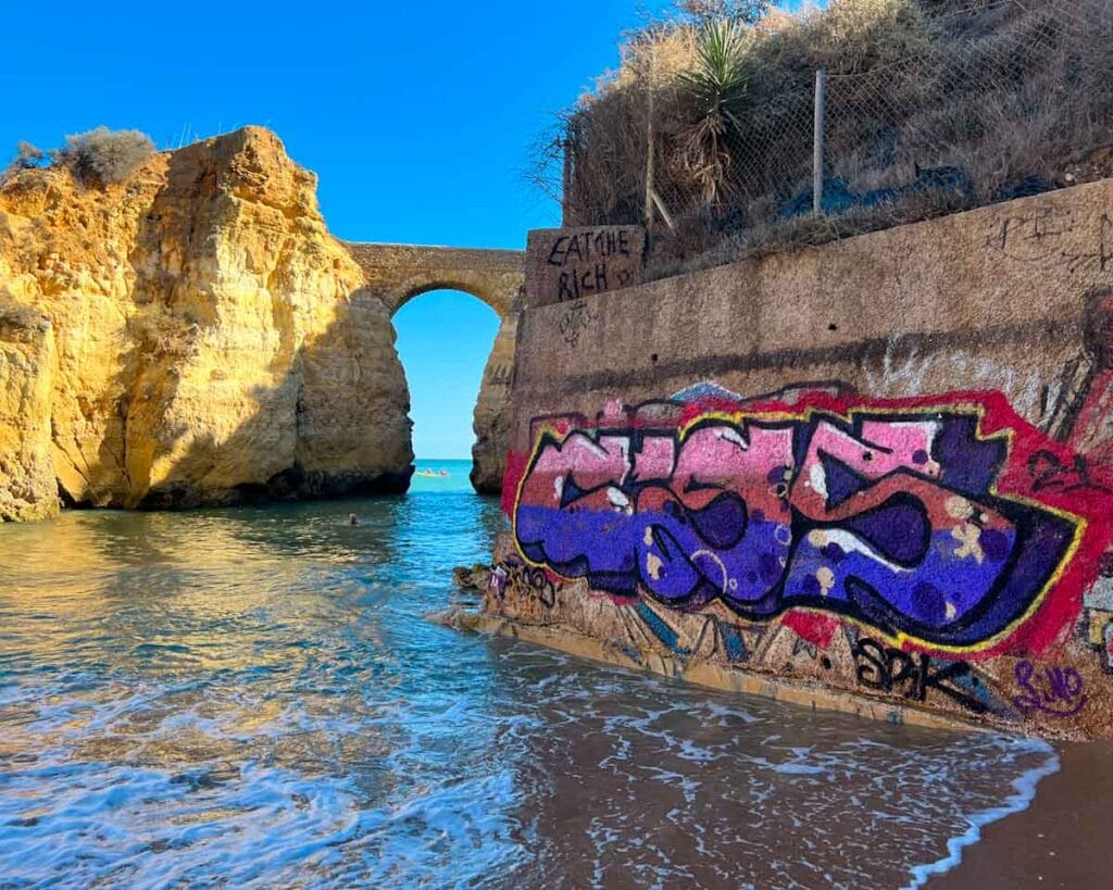 Praia dos Estudantes arch
