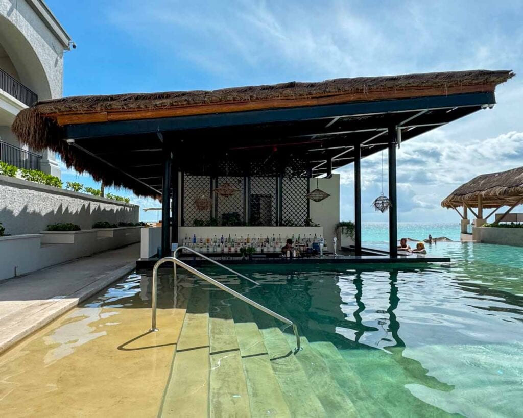 adult pool and swim up bar - Cancun Marriott