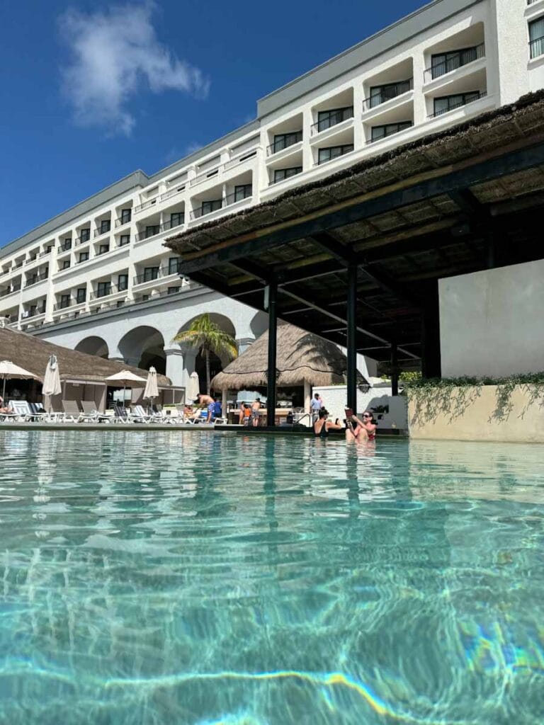 adult pool swim up bar