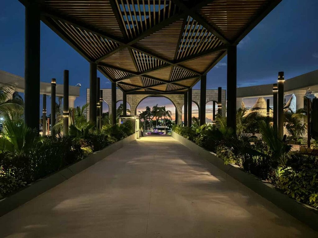 entrance courtyard Marriott Cancun