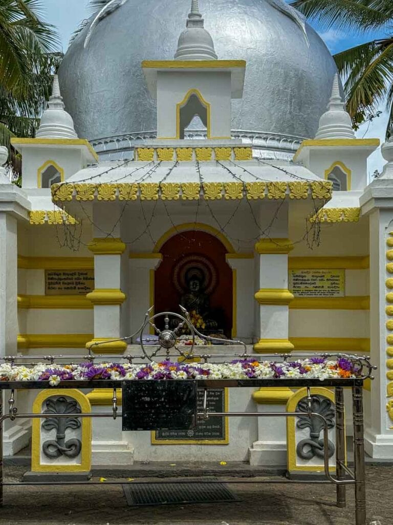 offerings at Nagadeepa Purana Vihara