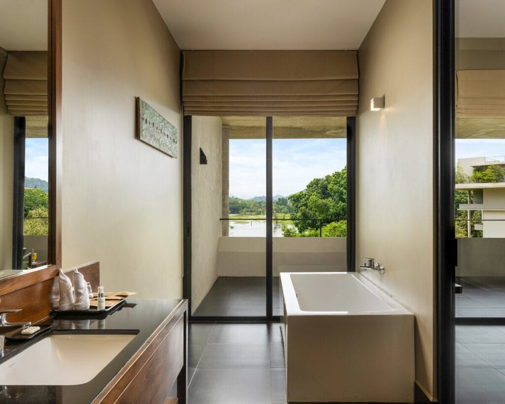 Deluxe Room bathroom - Jetwing Lake reviews