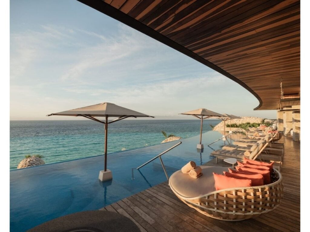la casa de la playa pool and loungers